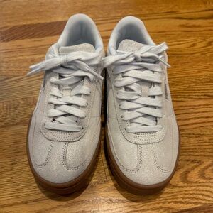 Womens Puma Casual White Low-Top Sneakers with Gum Sole